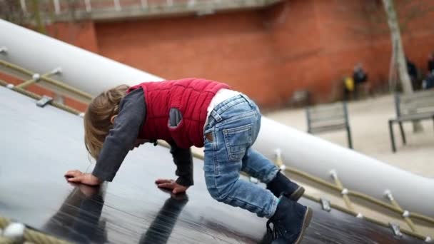 Ενεργό Μικρό Αγοράκι Νήπιο Παιδική Χαρά Πάρκο Αναρρίχηση Slider — Αρχείο Βίντεο