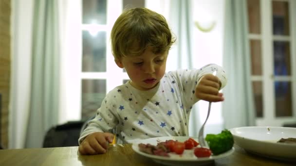 Bebé Niño Comiendo Cena Usando Pijamas Auténtica Escena Familiar Casual — Vídeos de Stock