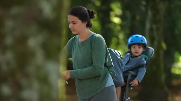 Moeder Draagt Fiets Buiten Park Met Kind Achterbank Fiets — Stockvideo