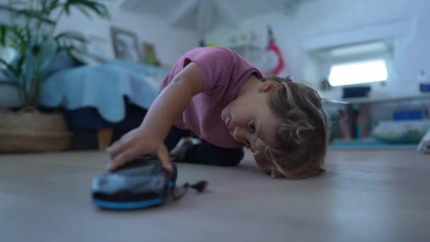 Liten Pojke Leker Med Bil Leksak Sovrummet — Stockvideo