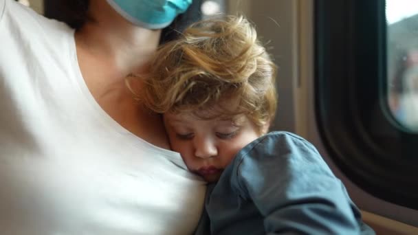 Criança Dormindo Braços Mãe Sentado Trem Mãe Vestindo Máscara Vívida — Vídeo de Stock
