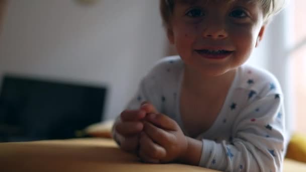 Enfant Garçon Couché Regardant Caméra Face Gros Plan — Video