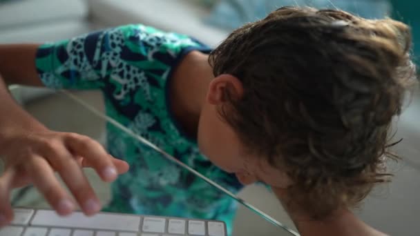 Frustrovaný Mladý Chlapec Reakce Pomocí Technologie Počítači — Stock video