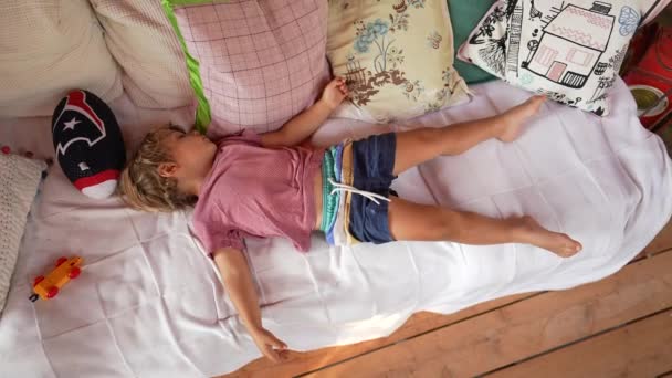 Criança Dormindo Deitada Sofá Dormindo Sesta Tarde — Vídeo de Stock