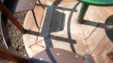 Boş oyun alanı atlıkarıncasını hiç kimse olmadan hareket ettirin