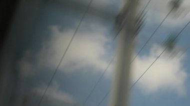 Tren yolculuğunun içinden geçen kablolar bulanık.