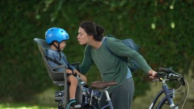 Anne ve çocuğun sevgi dolu anları bisikletli çocuğun arka koltukta oturup annemle birlikte güldüğü anlar.
