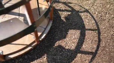 Boş oyun alanı atlıkarıncasını hiç kimse olmadan hareket ettirin