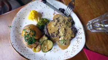 Öğle yemeği saatinde et kesme tabağındaki lezzetli gurme yemeklerinin üst görüntüsü