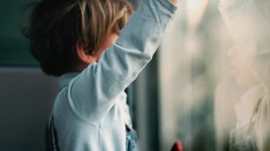Trenle seyahat ederken hayal kuran küçük çocuğun sanatsal klibi.