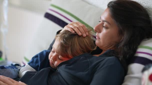 Mutter Legt Sich Mit Kind Sohn Auf Sofa — Stockvideo