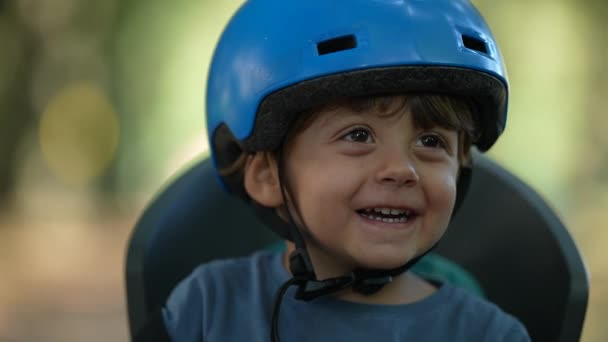 Dziecko Kasku Rowerowym Portret Dziecko Siedzi Tylnym Siedzeniu Roweru — Wideo stockowe