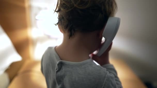 Dziecko Rozmawia Przez Telefon Dziecko Rozmawia Przez Telefon — Wideo stockowe