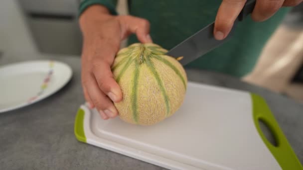 Χέρι Κοπής Melong Φρούτα Closeup Χέρια Κρατώντας Μαχαίρι Τεμαχισμό Υγιεινό — Αρχείο Βίντεο