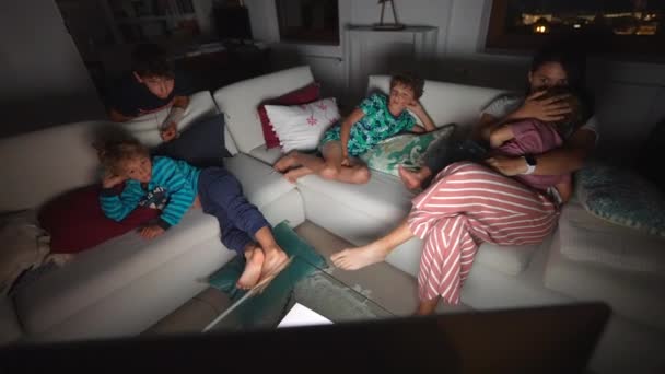 Los Niños Madre Viendo Pantalla Televisión Por Noche — Vídeos de Stock