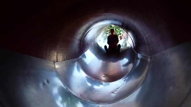 Madre Deslizándose Por Interior Del Patio Corredera Túnel — Vídeos de Stock