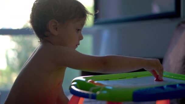 Kind Spielt Mit Reißbrett Wird Nervös Und Frustriert Adhs Konzept — Stockvideo