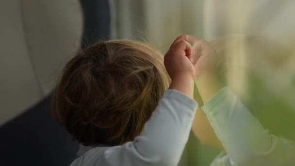 Дитина Подорожує Поїздом Дивлячись Вулицю Через Вікно Художній Кліп Маленького — стокове відео