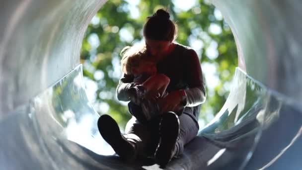 Kul Mamma Glider Ner Med Barn Inne Tunnel Lekplats Reglaget — Stockvideo