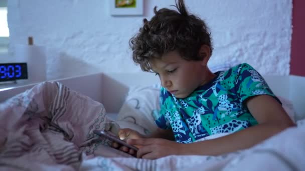 Дитячий Інтернет Лежить Ліжку Вранці Дивлячись Екран — стокове відео