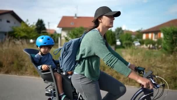 Matka Rowerzysta Jeździ Rowerze Zewnątrz Zieloną Drogą Dzieckiem — Wideo stockowe
