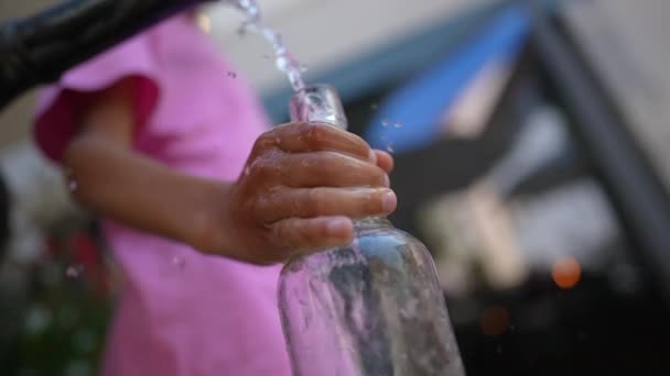 儿童手拿着水龙头的瓶装水 — 图库视频影像