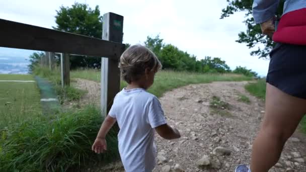 Föräldrar Och Barn Vandring Utanför Naturen Mor Och Barn Promenader — Stockvideo