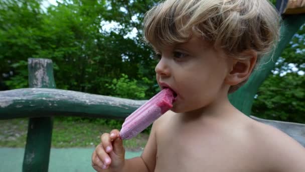 Criança Comendo Sorvete Fora Durante Dia Verão — Vídeo de Stock