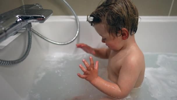 Urocze Dziecko Maluch Kąpieli Rutynowych — Wideo stockowe