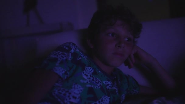 Enfant Regardant Film Maison Nuit — Video