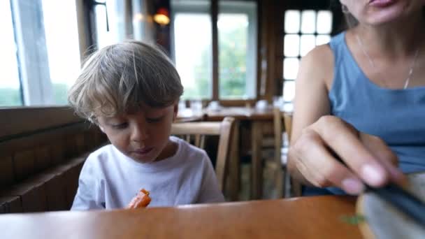 Szczere Dziecko Jedzące Marchewkę Restauracji Matką Jedzącą Jedzenie — Wideo stockowe