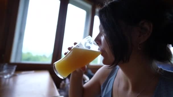 Person Som Dricker Draft Beer Kvinna Dricker Alkoholhaltig Dryck — Stockvideo