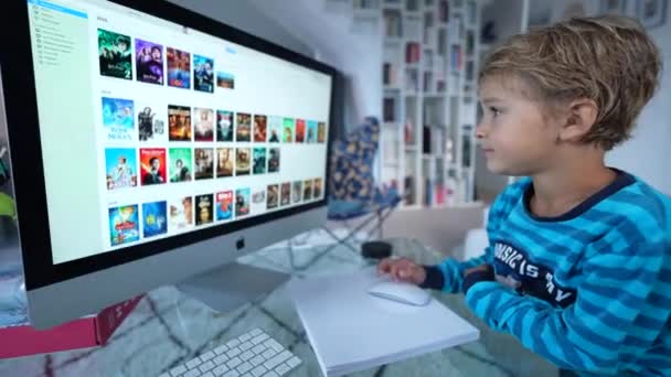 Parijs Frankrijk Maart 2022 Kinderspeelfilms Online Enterntainment Content — Stockvideo