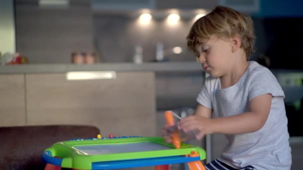 Enfant Joue Avec Planche Dessin Devenant Agité Frustré Concept Tdah — Video