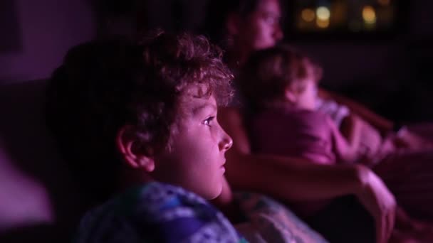 Criança Assistindo Tela Televisão Noite — Vídeo de Stock