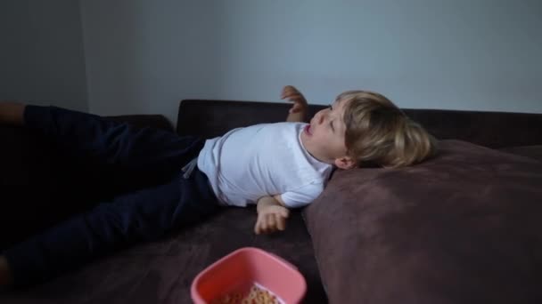 Kind Stretching Lichaam Opstaan Uit Sofa Kid Staat Uit Bank — Stockvideo