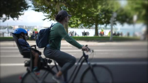Bicicleta Madre Calle Urbana Con Niño Asiento Trasero Durmiendo — Vídeo de stock