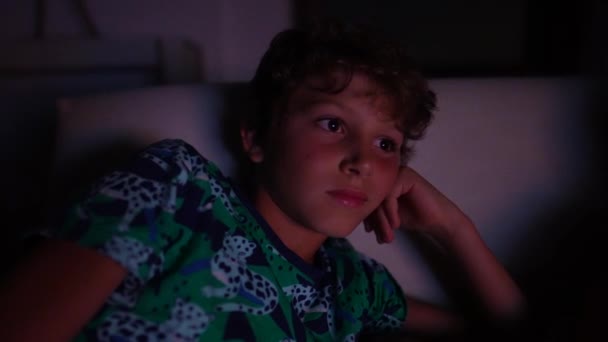 Мальчик Смотрит Развлекательные Фильмы Ночью — стоковое видео