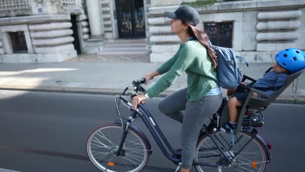 Γυναίκα Ποδήλατο Ιππασίας Τον Ύπνο Νήπιο Κάθεται Στο Πίσω Κάθισμα — Αρχείο Βίντεο