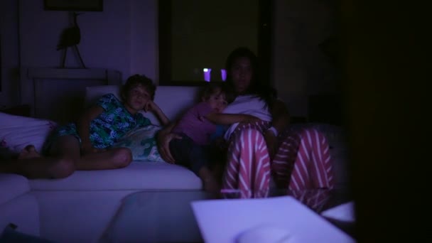 Дети Мать Смотрят Кино Темноте Перед Экраном — стоковое видео