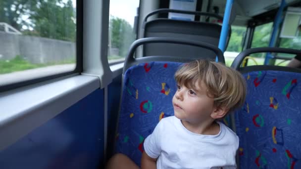 Criança Olhando Para Fora Janela Ônibus Viajando Transporte Público — Vídeo de Stock
