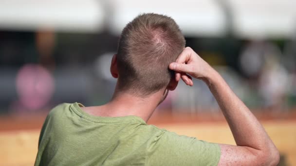 Hombre Sentado Audiencia Asiento Viendo Deporte Juego Fuera — Vídeos de Stock