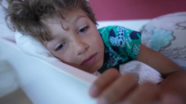 Criança Expressão Rosto Sorridente Sentindo Medo Choque — Vídeo de Stock