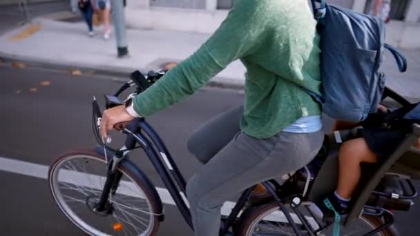 Mulher Feliz Andando Bicicleta Com Criança Dormindo Banco Trás Rua — Vídeo de Stock