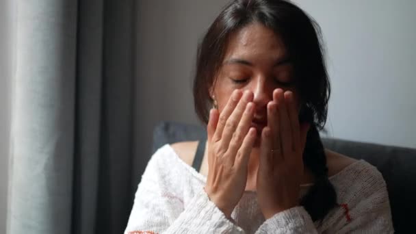 Тревожные Эмоции Женщины Человек Чувствует Боль — стоковое видео