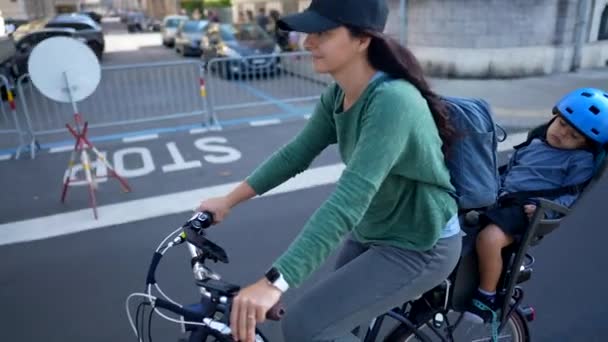 Mulher Andar Bicicleta Com Criança Dormindo Sentado Banco Trás — Vídeo de Stock