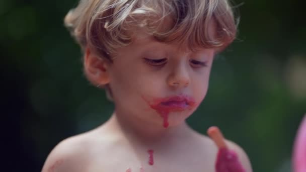 Niño Comiendo Helado Aire Libre Durante Día Verano Niño Desordenado — Vídeo de stock