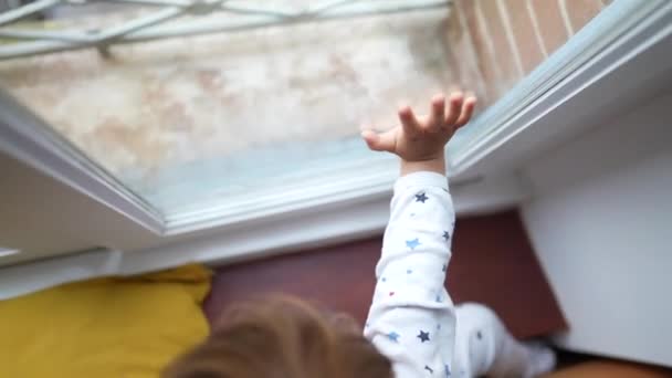 Sabahları Pijama Giyen Küçük Bir Çocuk Pencereden Dışarı Bakıyor — Stok video