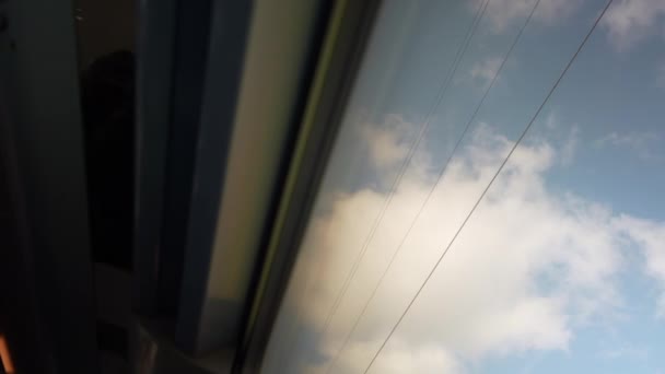 Cestující Vlaku Pov Elektrické Dráty Projíždějící Vysokorychlostní Daydreaming — Stock video