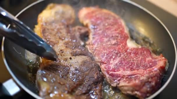 Főzés Steak Serpenyőben Közelkép — Stock videók